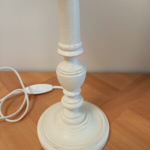 Lampe en bois patinée crème