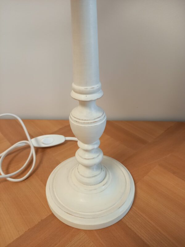 Lampe en bois patinée crème