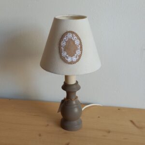 Lampe patinée taupe abat-jour brodé