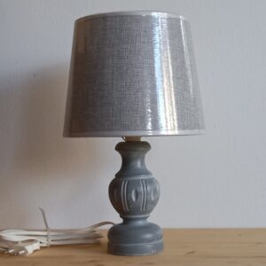 Lampe cannelée patinée grise