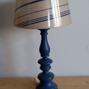 Lampe en bois patinée bleu abat-jour rayé