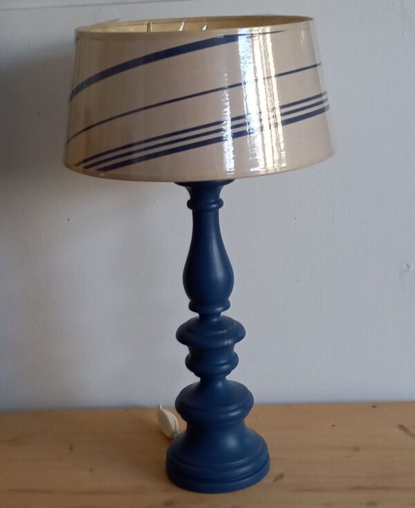 Lampe en bois patinée bleu abat-jour rayé