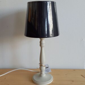 Lampe patinée blanc abat-jour noir