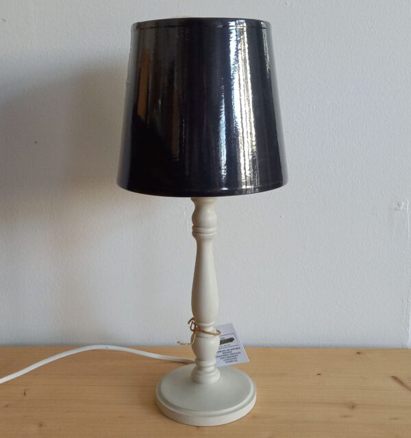 Lampe patinée blanc abat-jour noir
